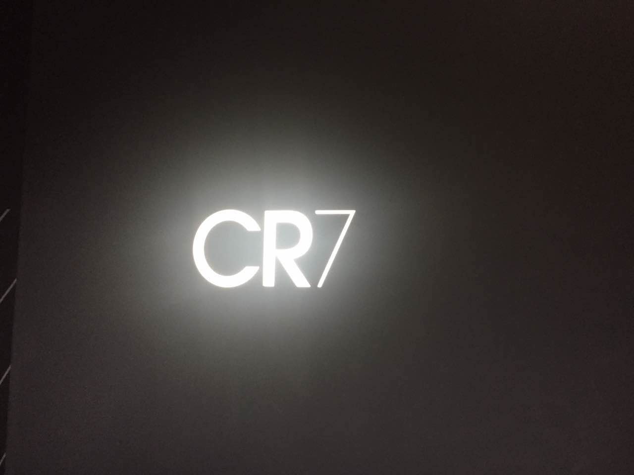 C罗武磊交换球衣 总裁手举国足7号战袍