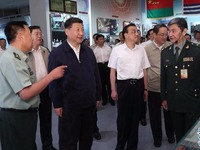 习近平等参观“铭记光辉历史 开创强军伟业——庆祝中国人民解放军建军90周年主题展览”