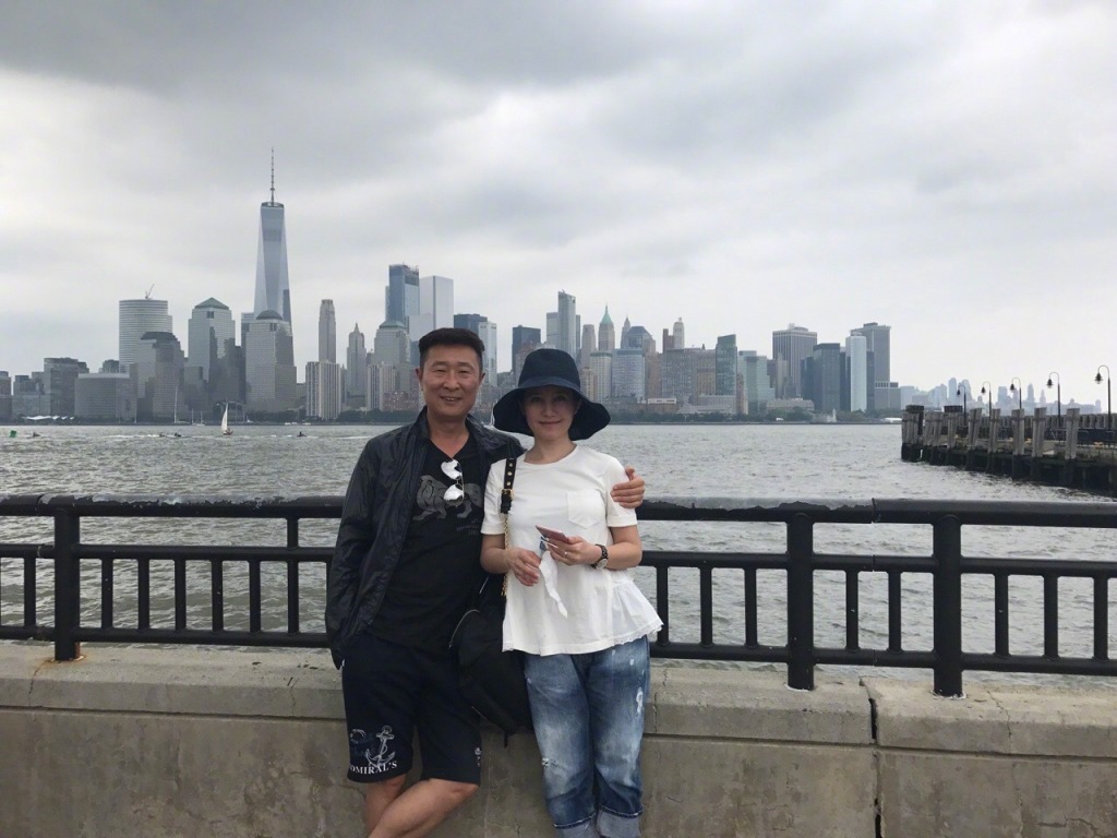 林永健出游搂老婆甜蜜合影 大竣模仿自由女神