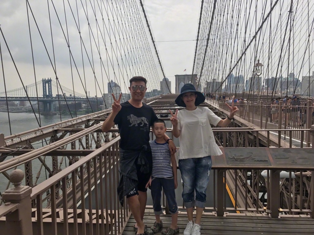 林永健出游搂老婆甜蜜合影 大竣模仿自由女神