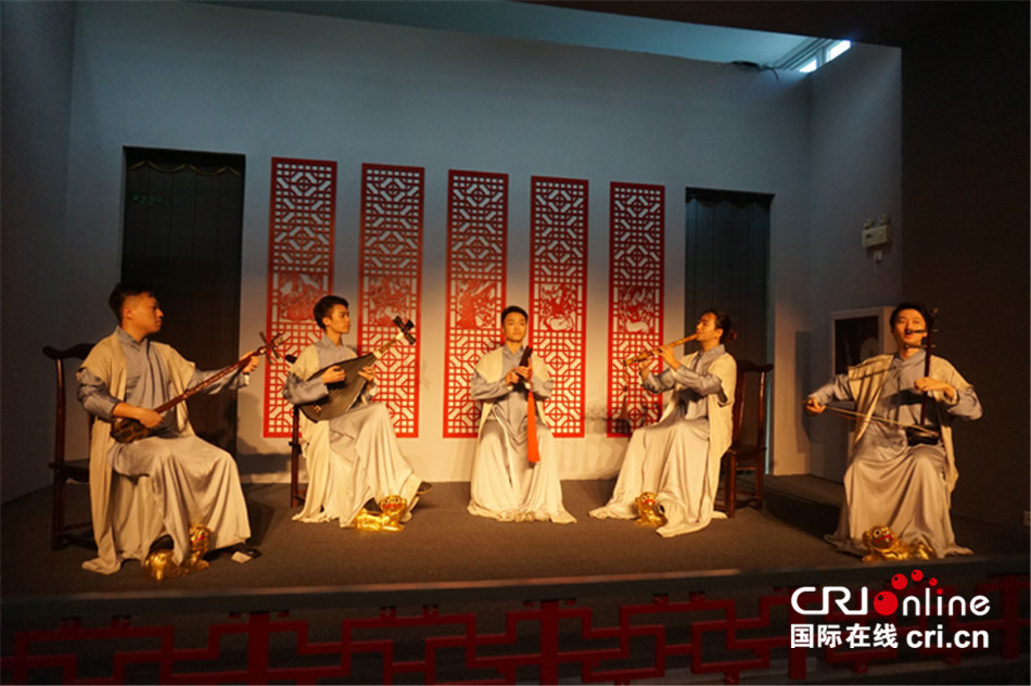 图片默认标题_fororder_南乐团男演员表演.JPG