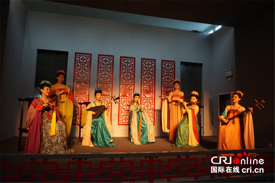 图片默认标题_fororder_南乐团女演员表演.JPG
