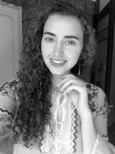 95后俄罗斯美女留学生酷爱写诗 诗歌爆红网络