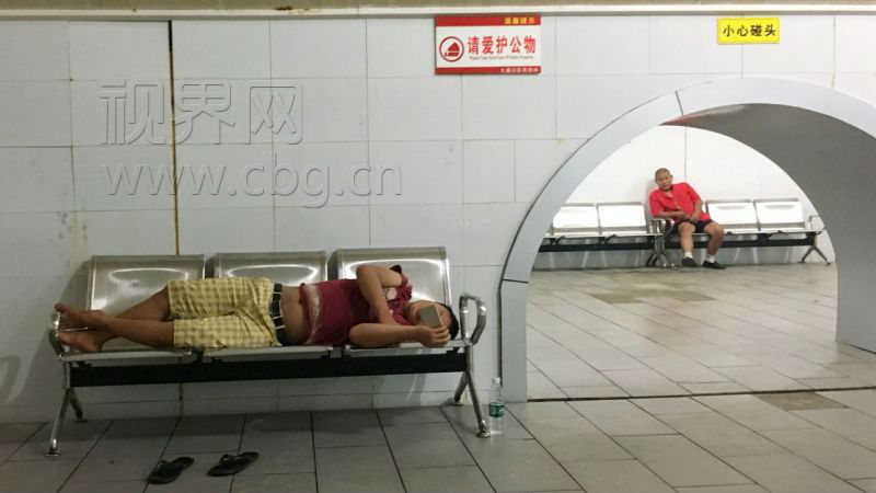 【社会民生 列表】纳凉点遇尴尬 这样的行为辣眼熏鼻