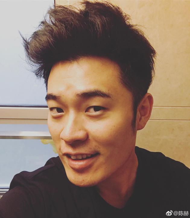 瘦了？陈赫新发型自拍