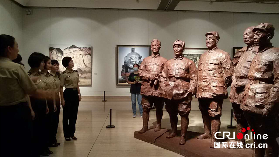 图片默认标题_fororder_０５　新时代女兵从艺术作品瞻仰开国名将风采