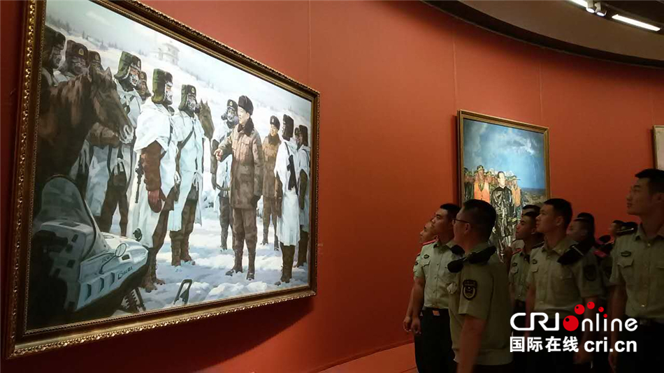 图片默认标题_fororder_０３　士兵观看《踏雪边防》
