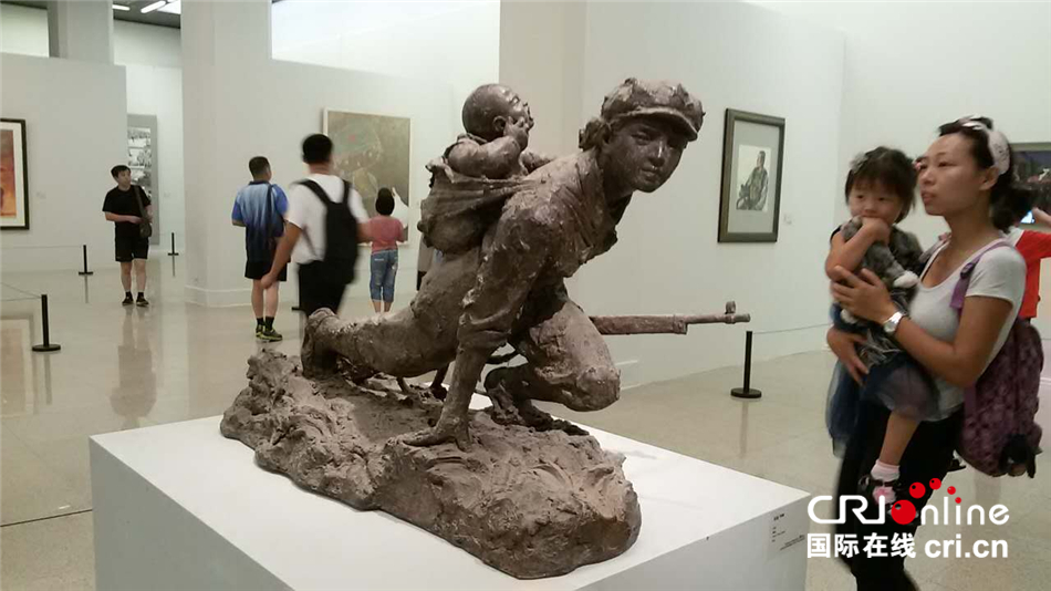 图片默认标题_fororder_０８　母亲在为孩子解说士兵为什么背着孩子长征
