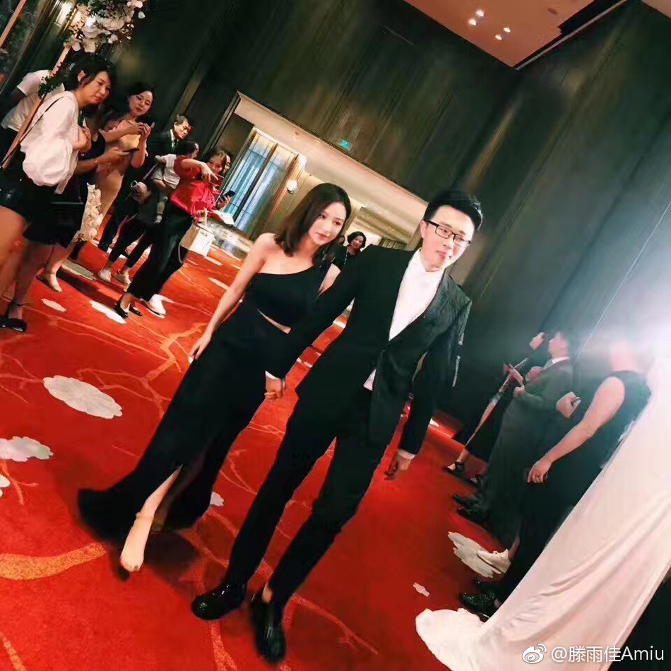 组图：思聪前女友雪梨与富二代壕华订婚！还请大家吃鲍鱼