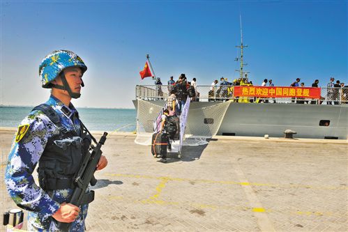 临沂舰女兵讲述也门撤侨细节：侨胞大喊“祖国万岁！”
