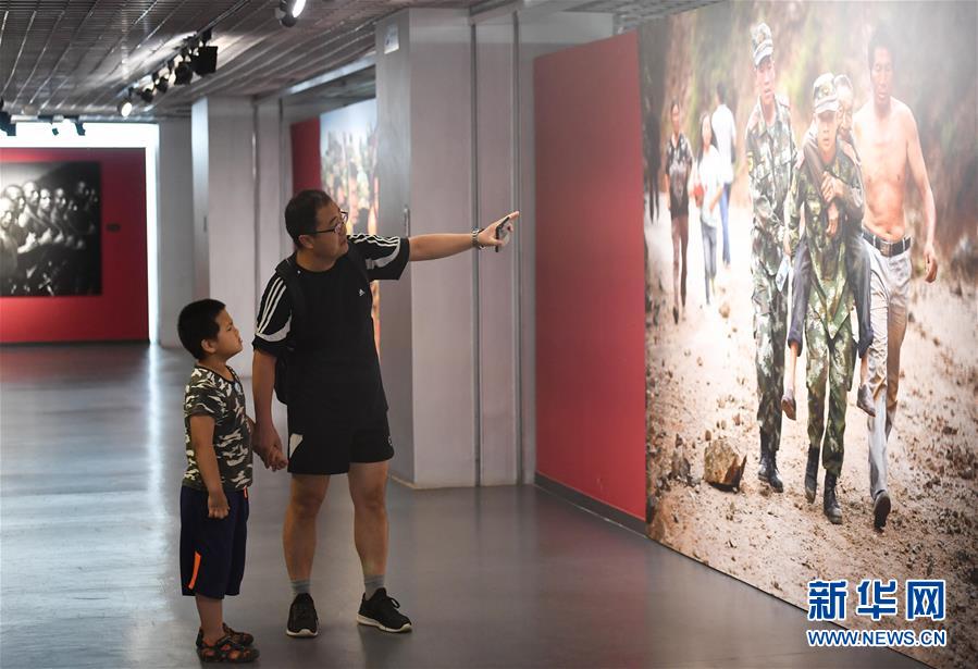 庆祝中国人民解放军建军90周年摄影展在京开幕