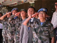 赴黎巴嫩维和官兵与华人华侨共庆建军90周年_fororder_赴黎维和部队指挥长黄云（右一）与黎巴嫩使馆领导向国旗敬礼或行注目礼。摄影：张一夫_副本