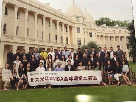 吴奇隆行踪意外曝光 硕士刚毕业即赴英国进修