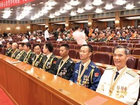 参加庆祝大会的"八一勋章"获得者_fororder_ne20170801026