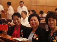 与会人员展示邀请函