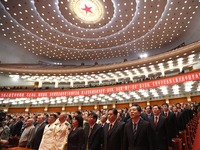 全体起立唱国歌