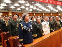现场奏唱《中国人民解放军军歌》