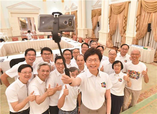 图片默认标题_fororder_6. 7月8日，行政长官林郑月娥与新一届政府问责班子在礼宾府举行头脑风暴集思会。图为会后自拍