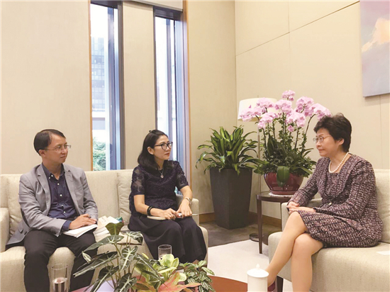 图片默认标题_fororder_1. 行政长官林郑月娥（右）正在接受香港《紫荆》杂志记者采访（黄伟贤 摄）