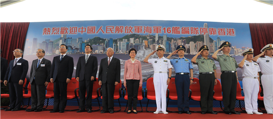 图片默认标题_fororder_3.  7月7日上午，解放军海军16舰编队停靠香港欢迎仪式在昂船洲军营举行。图为（左起）香港特区民政事务局局长刘江华、香港特区政务司司长张建宗、外交部驻港特派员谢锋、中联办主任张晓明、全国政协副主席董建华、香港特区行政长官林郑月娥、解放军海军副司令员丁毅、南部战区副司令员常丁求、驻港部队司令员谭本宏、驻港部队政治委员岳世鑫及编队其他代表出席仪式（图：香港特区政府新闻处）