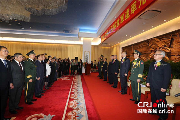 图片默认标题_fororder_2、为热烈庆祝中国人民解放军建军90周年，8月1日下午，驻澳门部队在军事展览馆举办招待会。澳门特别行政区政府、中央驻澳机构、澳区全国人大代表等500余名各界人士应邀出席招待会。