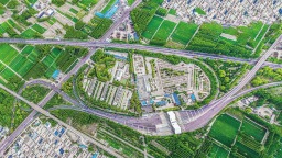 车在景中行 城在绿中憩