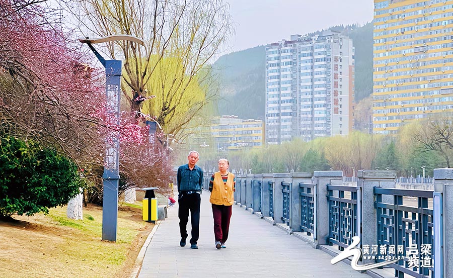 吕梁北川河开启“桃气”春天