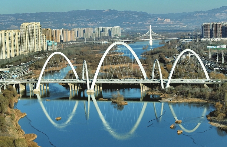 太原市北中环桥：长虹卧波 倒映水中