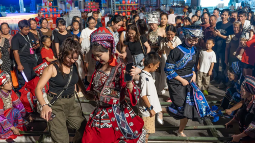 崇左新和景区“龙腾映月”活动：传统民俗融合现代体验 点亮双节文旅新场景