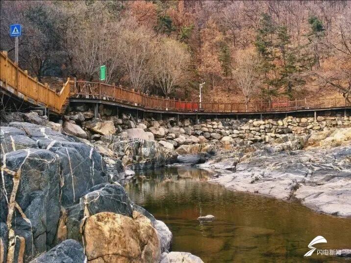 山东泰安：春到彩石溪 花开醉春风