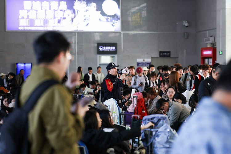 青岛铁路公安多举措积极应对“五一”假期铁路客流高峰_fororder_青岛铁路公安