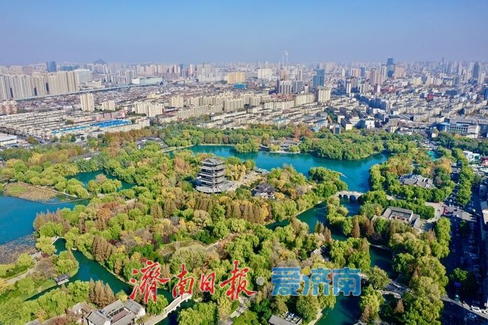 晴空万里映碧波 大明湖景美如画