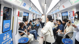 “举报辟谣号”主题专列亮相济南地铁4号线
