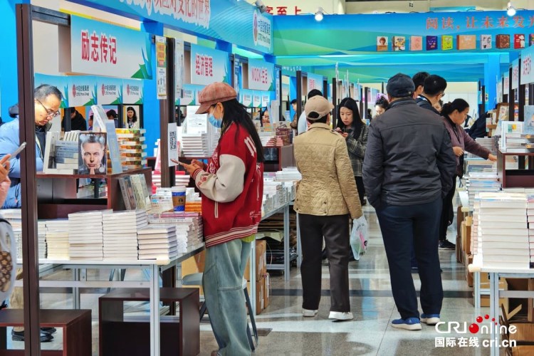 山东济南：两大阅读盛会联袂登场 泉城共赴书香之约_fororder_6267358366a85bd5c0e1c7918fbcbb1c (1)