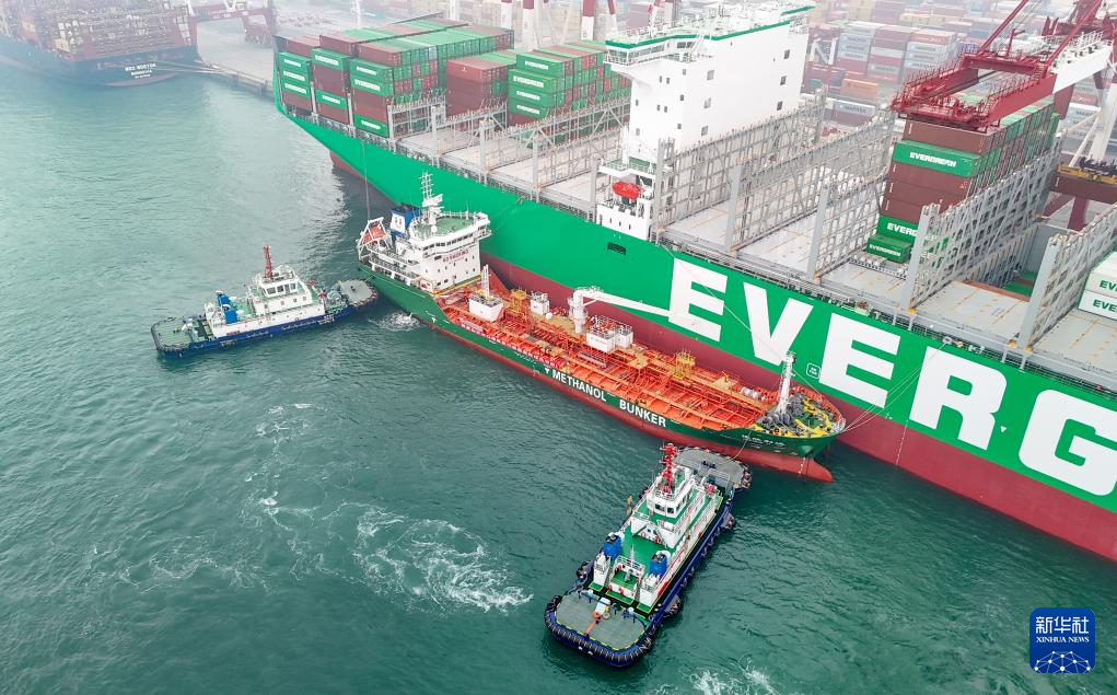 山东港口青岛港完成首批绿色甲醇“船对船”加注_fororder_【青岛】2