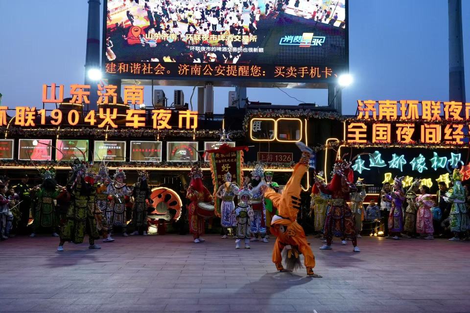 龙抬头舞英歌 济南环联夜市上演非遗盛宴_fororder_1
