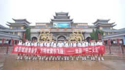 历城二中女子足球队游济南方特乐园 展现赛场外别样风采