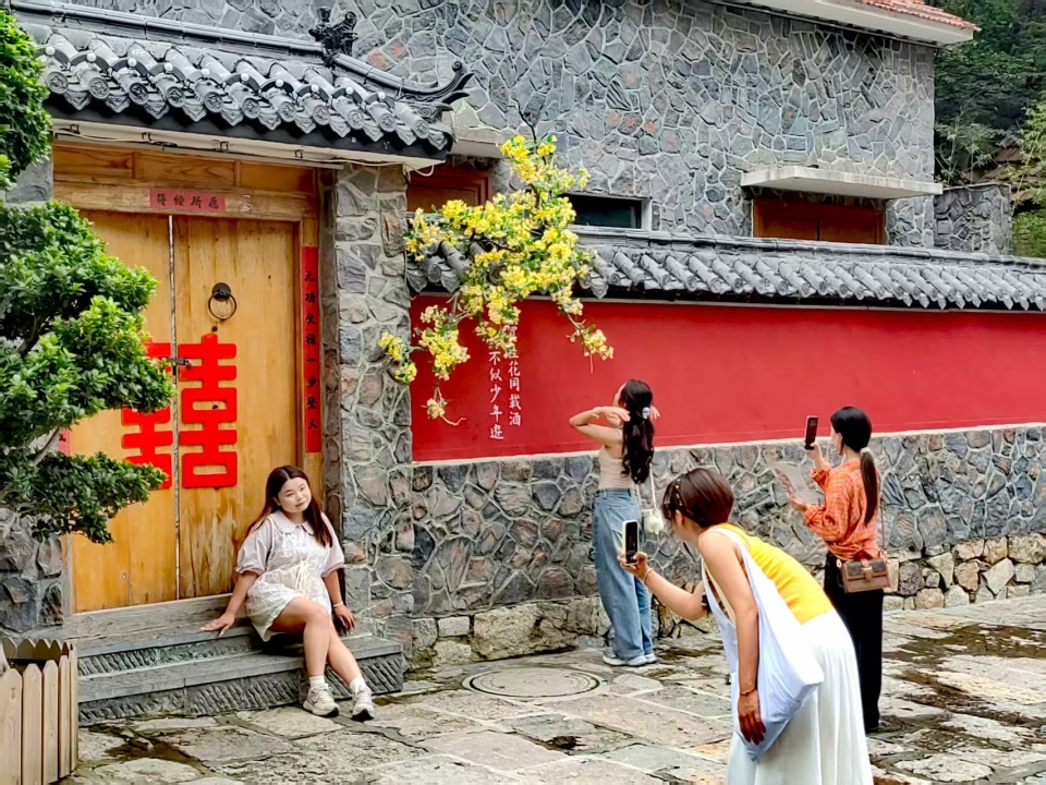 镜头里的山东之夏：在淄博红叶柿岩景区邂逅聊斋经典演出_fororder_cbbddb105de3be4ab4313e1b654459b9