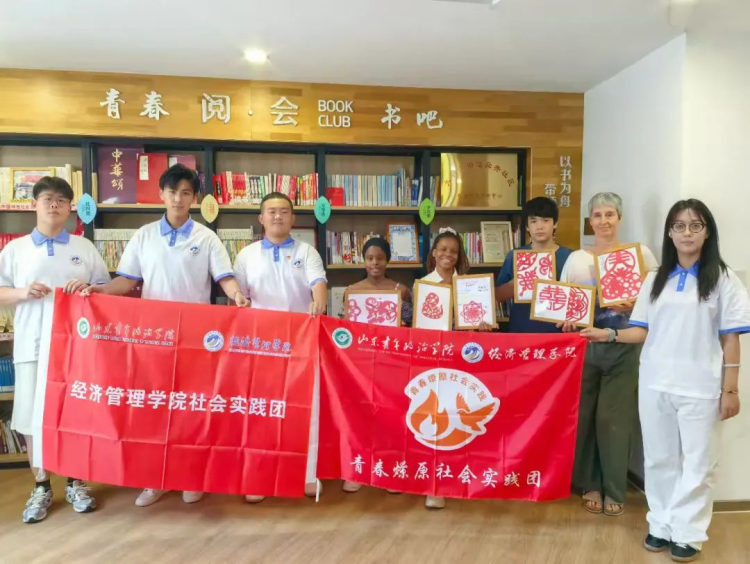 中外巧手共剪非遗 外国友人体验济南剪纸艺术_fororder_图片4