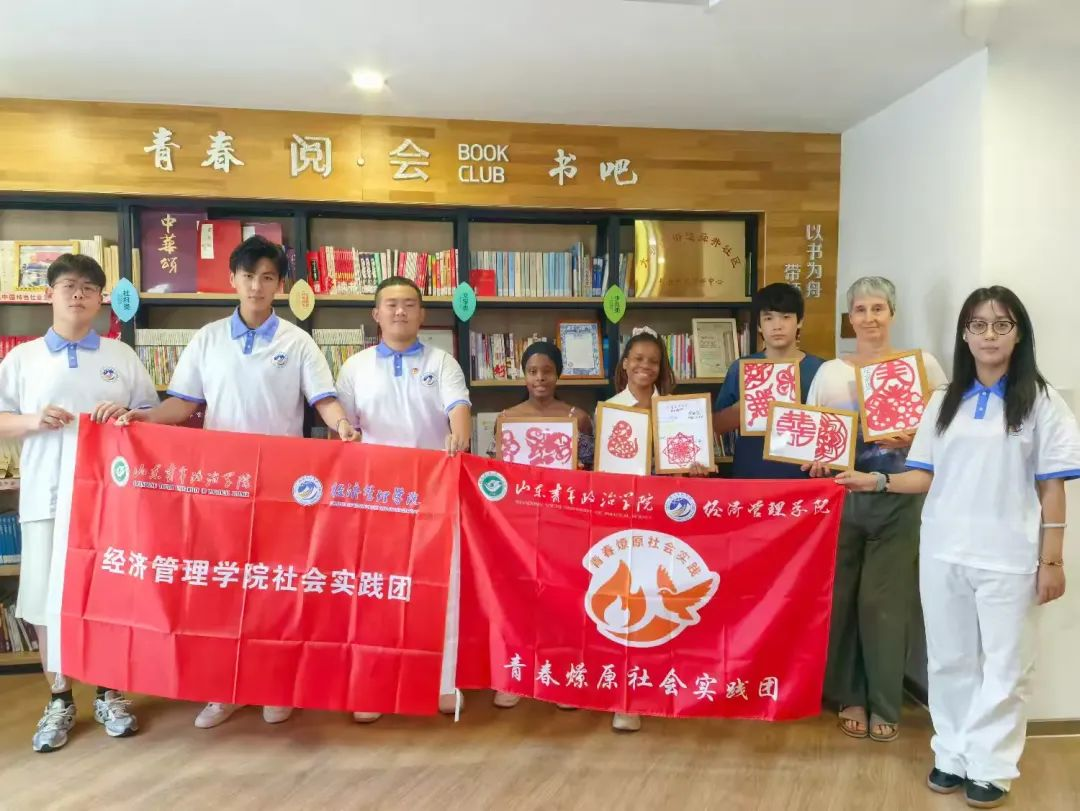 中外巧手共剪非遗 外国友人体验济南剪纸艺术_fororder_图片4