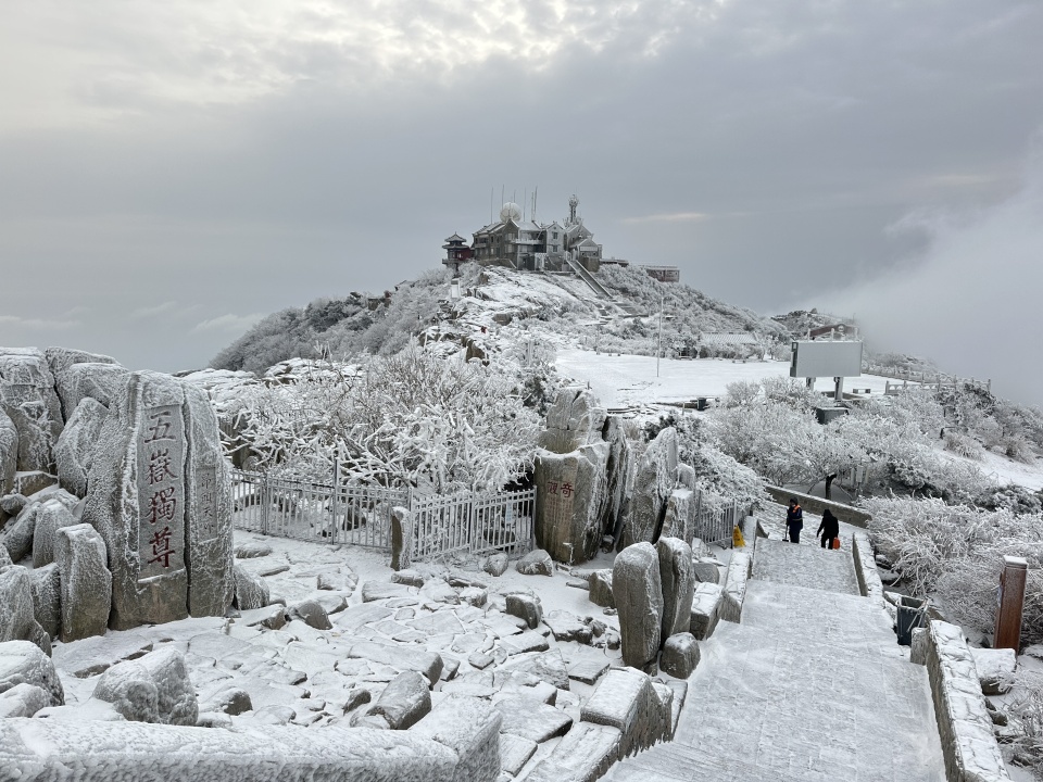 山东泰安：雪后泰山披银装 铲冰除雪保畅通