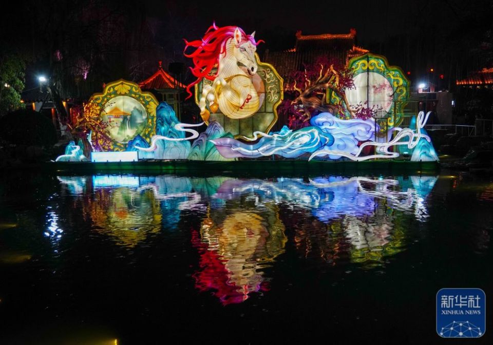 济南：泉水映彩灯 璀璨迎元宵