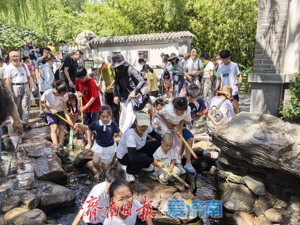 趵突泉暑期变身“清凉乐园” 亲子戏水享泉城夏日