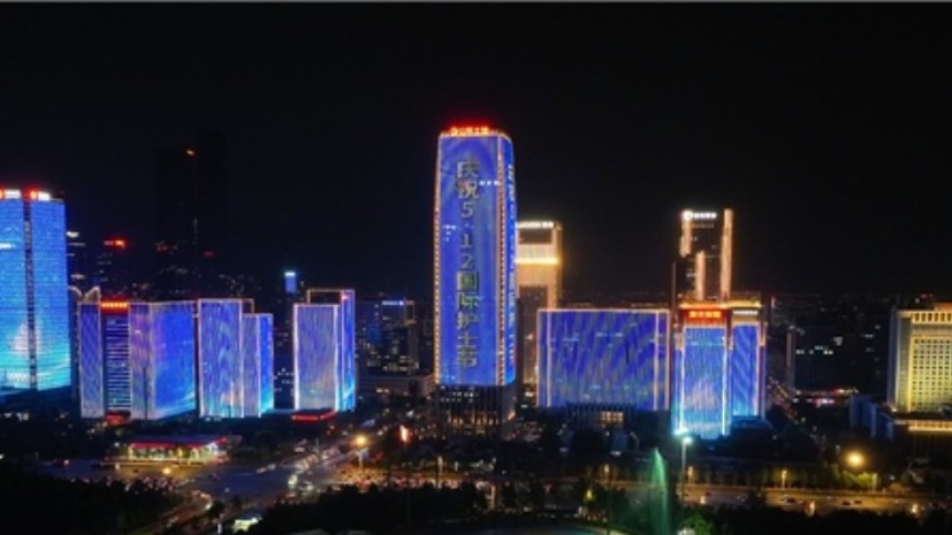 济南地标建筑群灯光秀向“白衣天使”致敬