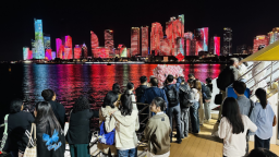 夜游青岛浮山湾 APEC嘉宾点赞“海上看青岛”