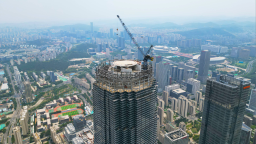 济南428米地标 绿地山东国际金融中心塔冠钢结构吊装完工