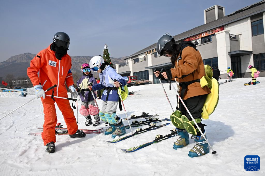山东青岛：“冰雪文旅”持续升温