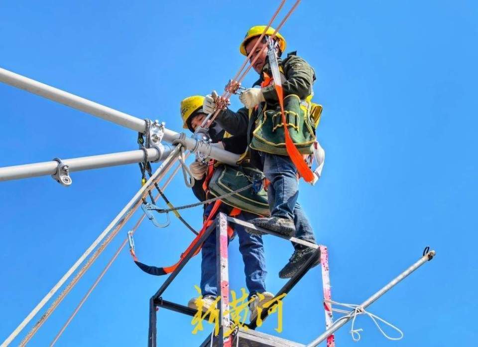 济滨高铁全线首条接触网承力索成功架设_fororder_【济滨高铁】4