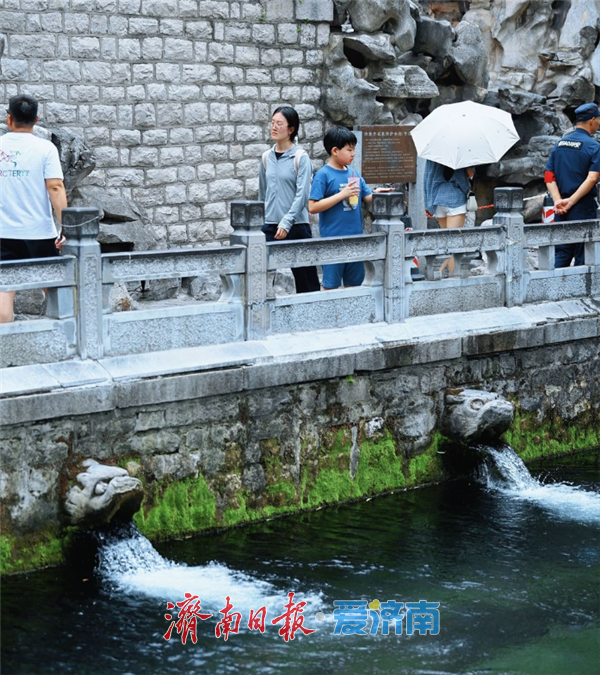 “三伏天”来了 入伏首日游客济南泉畔纳凉