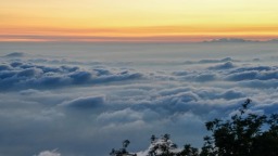 山东泰安：暑期泰山游客旺